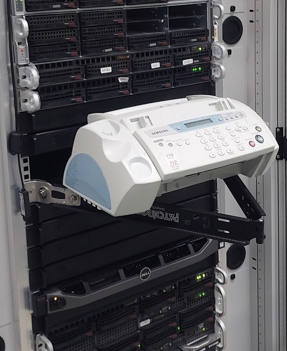 Carrier-Grade Faxgerät (Samsung) rack-mounted im Rechenzentrum – produktionsbereit